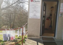 Roušky na zábradlí před Charitou Slavičín