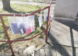 Roušky na zábradlí před Charitou Slavičín