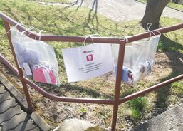 Roušky na zábradlí před Charitou Slavičín