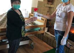 předání desinfekce seniorům