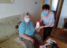 předání desinfekce seniorům